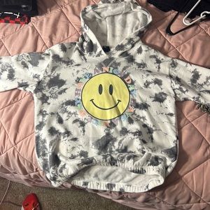 Brand: Art class, Size:XL, Color: White and gray.